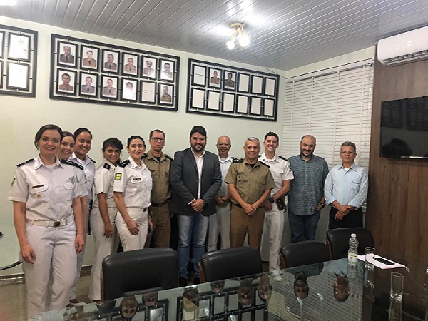 Dr. Renerson com oficiais PM - 450 x 600